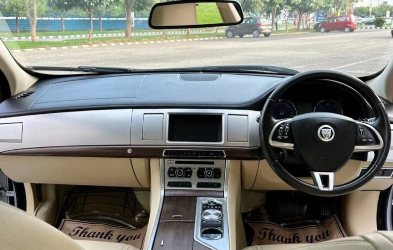 
2013 Jaguar XF full									