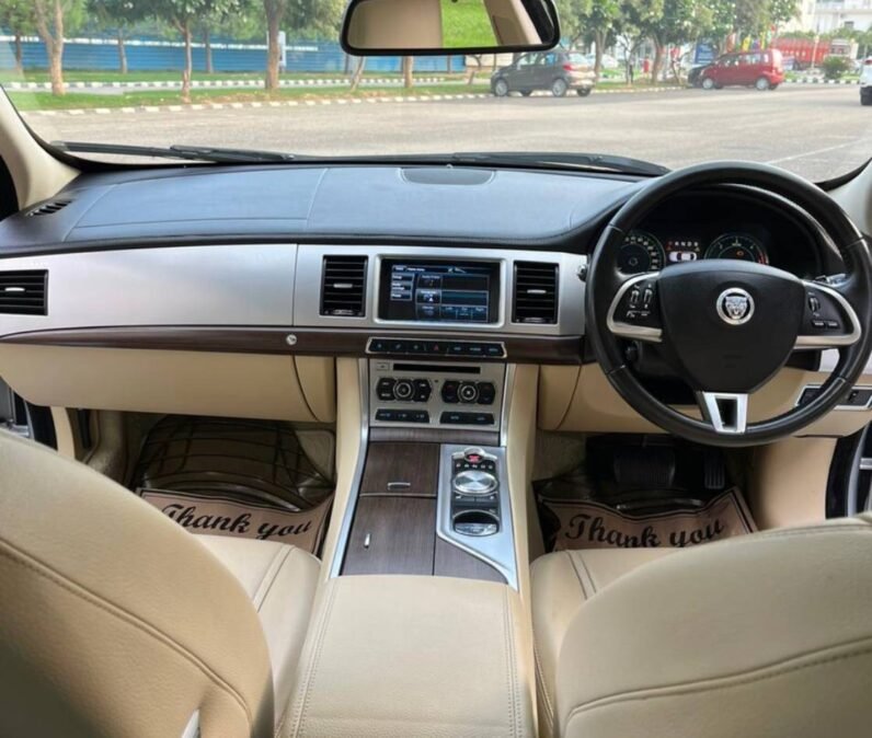 
2013 Jaguar XF full									
