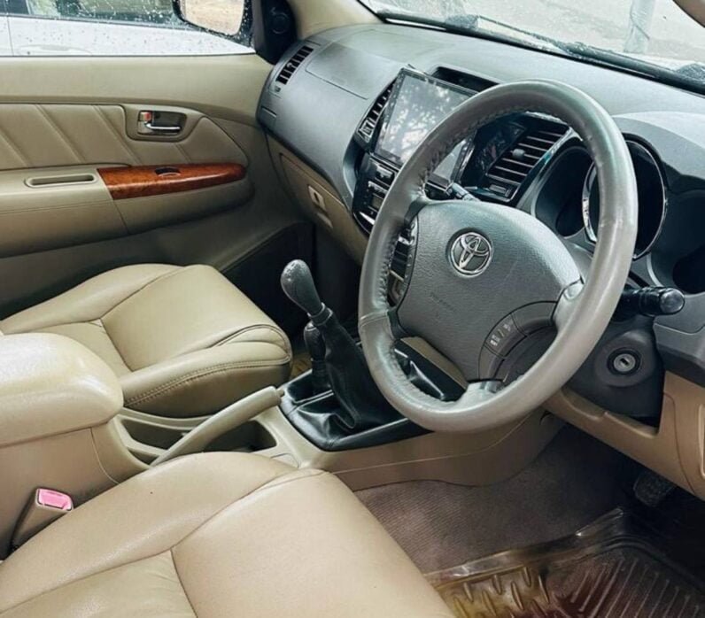 
2012 Toyota Fortuner full									