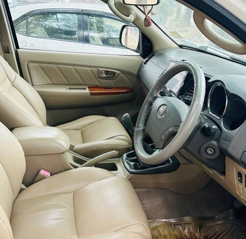 
2012 Toyota Fortuner full									