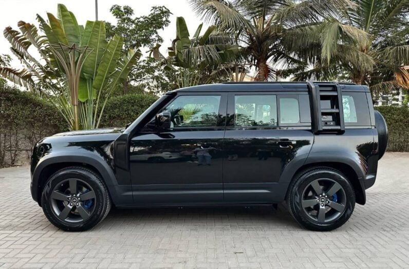 
Land Rover Defender 110 2.0 SE full									