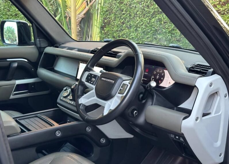 
Land Rover Defender 110 2.0 SE full									